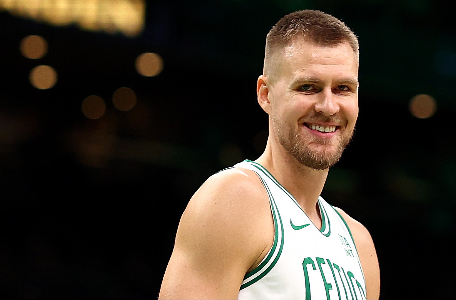 凯尔特人惊艳全场，黄蜂助攻爆棚，波尔津吉斯逆转取胜！的简单介绍