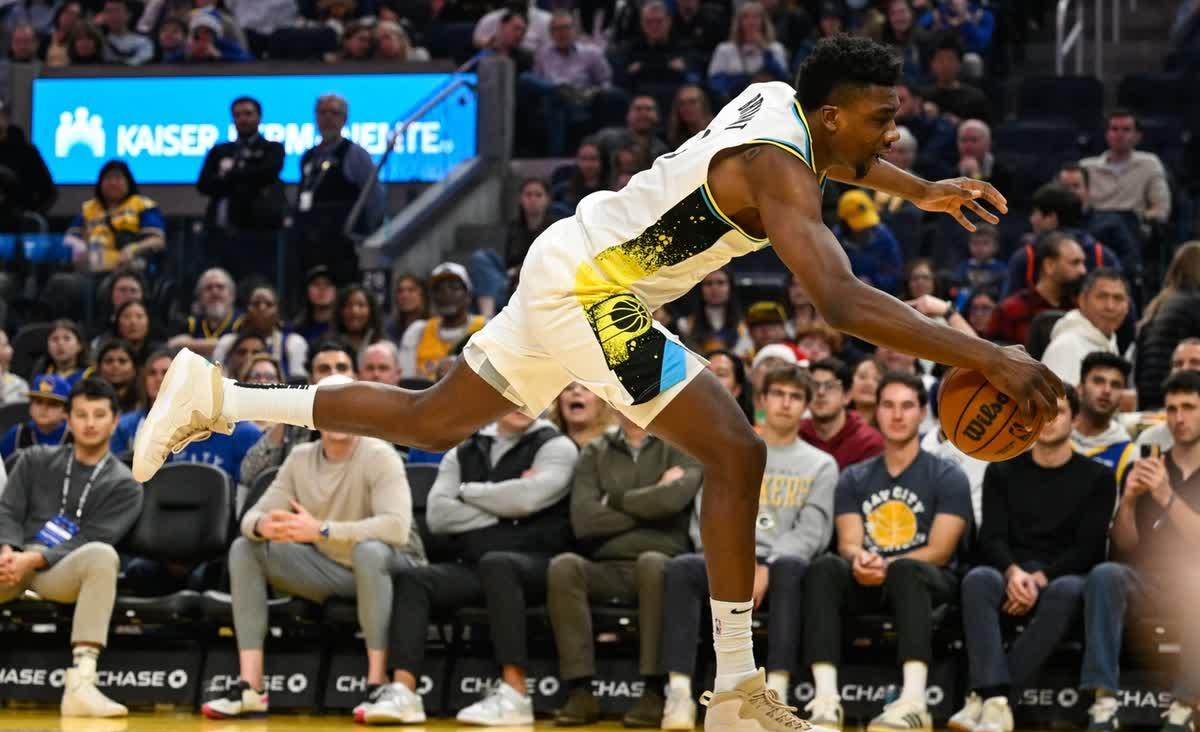 西亚卡姆回归赛场，连败首场状态亮眼，勇士观众沸腾！